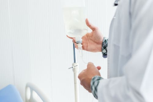 врач устанавливает капельницу от наркотиков